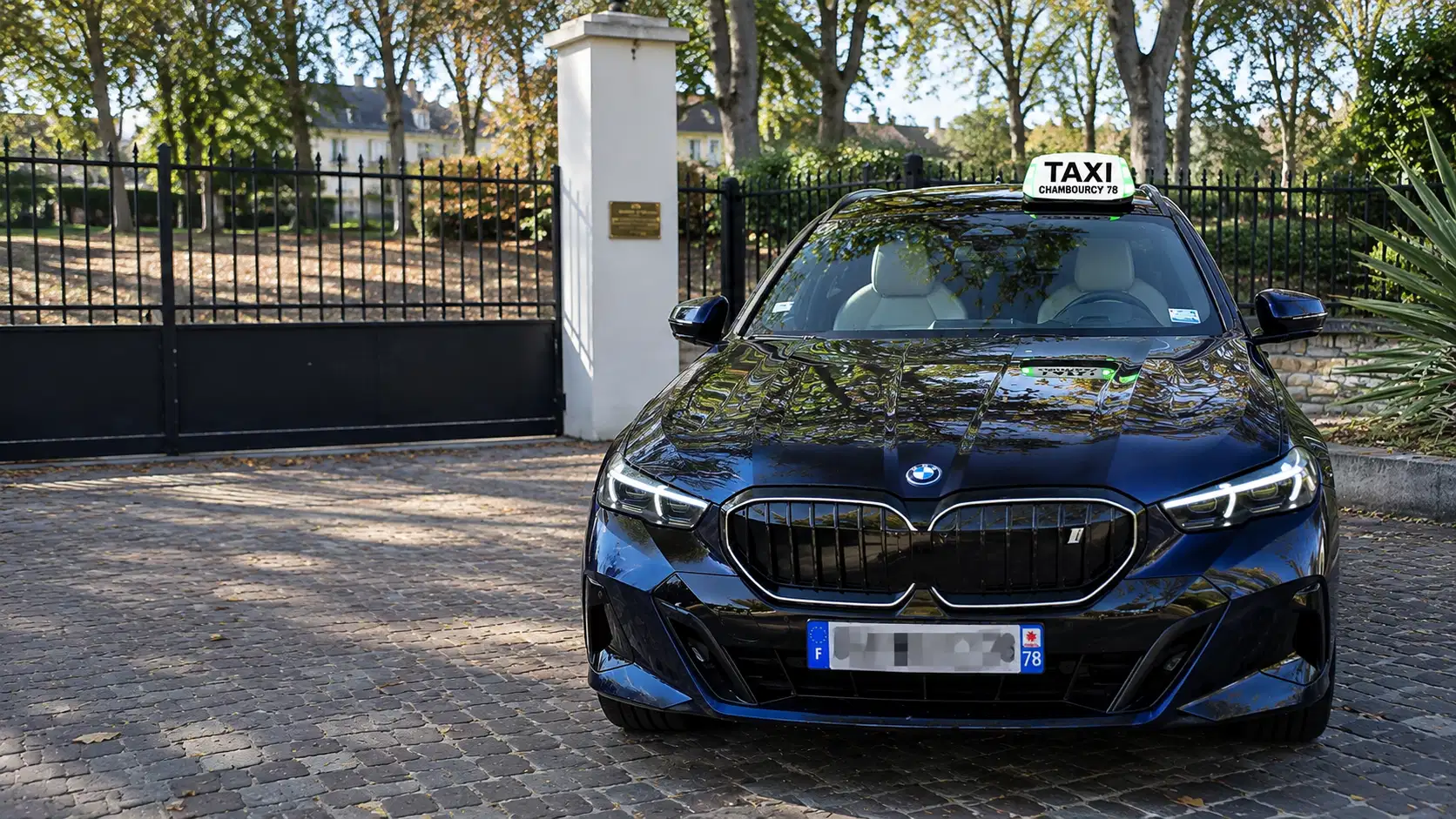 Berline premium sur une route de l’Ouest parisien